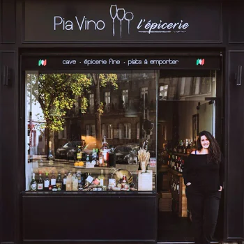 Façade et vitrine de l'épicerie fine italienne PiaVino Copernic à Nantes